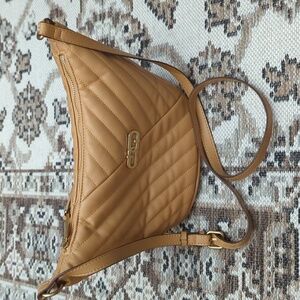 Time and Tru Women's Hazel Quilted Faux Leather Crossbody Bag, Beige